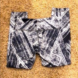 Lululemon crop size 2 black white